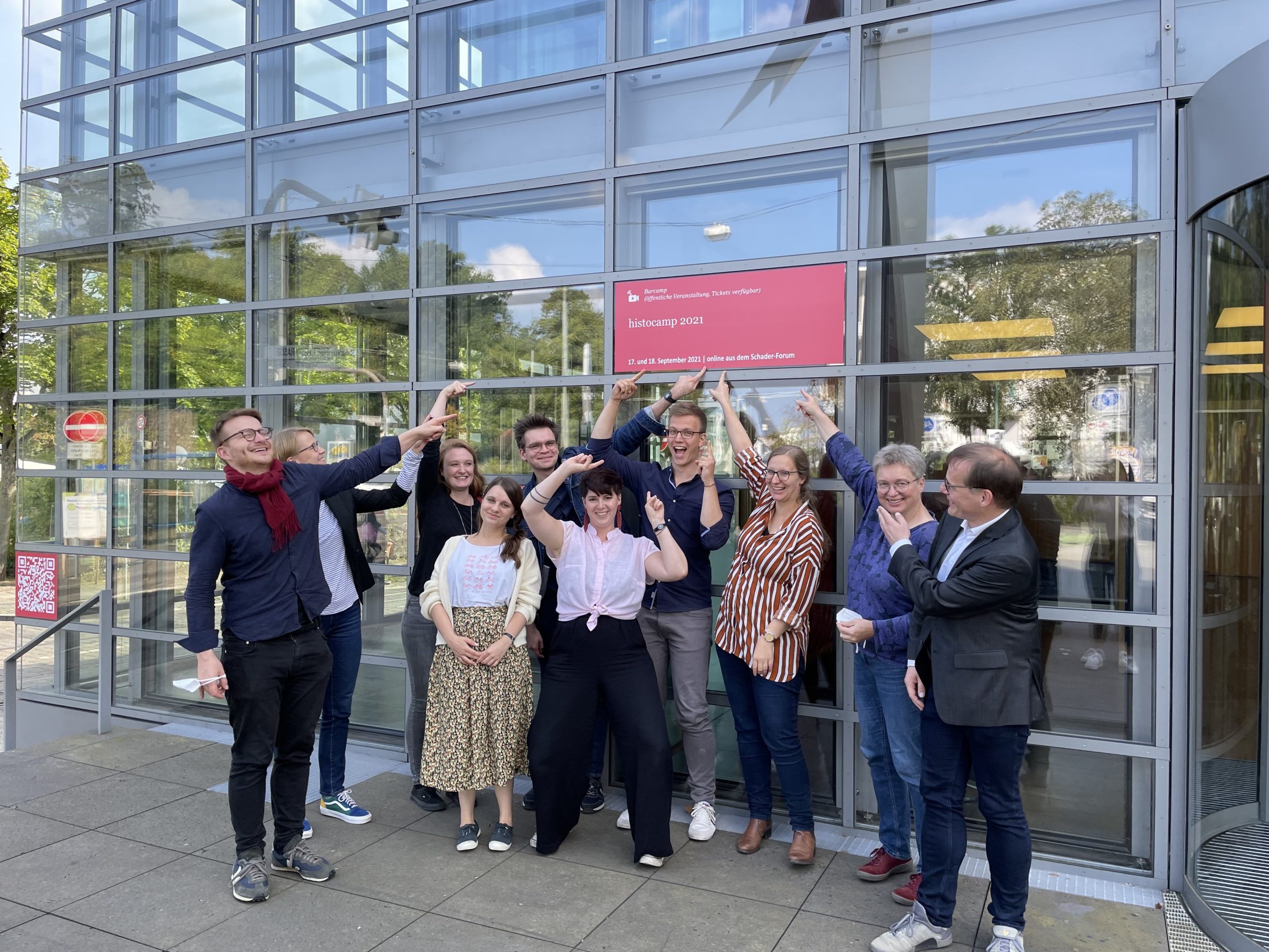 Das Vor-Ort-Team vor dem Gebäude der Schader-Stiftung in Darmstadt.